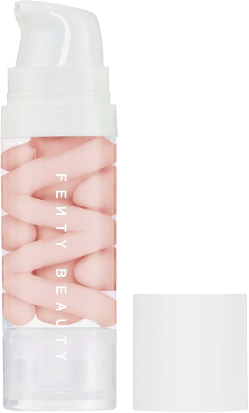 En klar flaska med pump och etikett med sammanflätade händer, med texten 'Fenty Beauty'.
