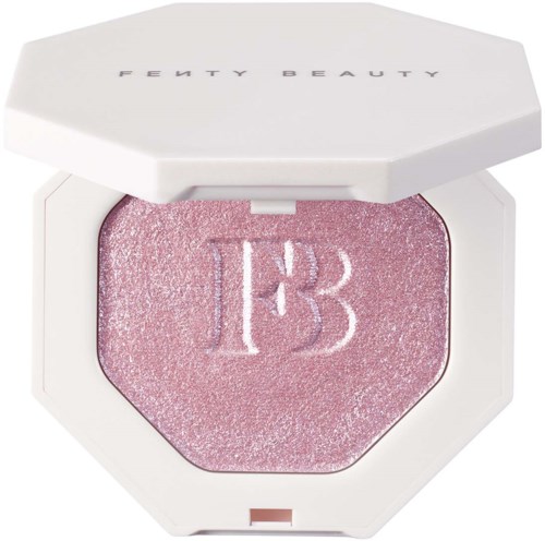 Vaaleanpunainen luomiväri, kiiltävä ja kimalteleva, ja siinä on painettu kirjaimet 'FB'. Fenty Beauty -logo kannessa.