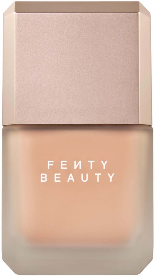 En Fenty Beauty-foundationsflaska med beige lock och ljus nude-färg i.