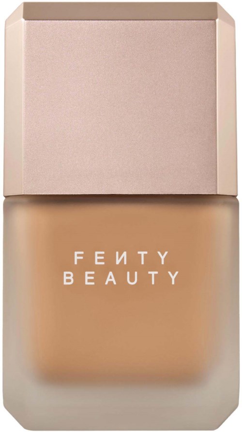 Fenty Beauty-fondationsflaska med beige lock och transparent glas som visar det beige sminket inuti.