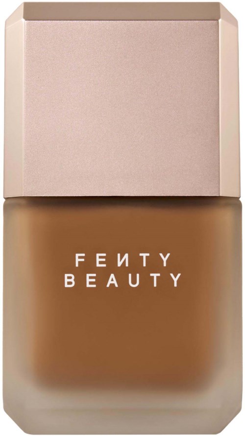 Fenty Beauty foundationflaska med beige lock och ljusbrun vätska inuti.