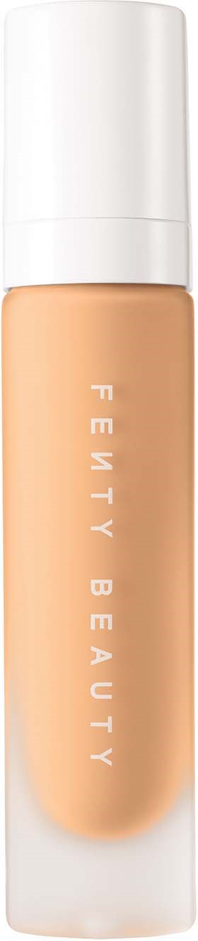 Ihon sävymeikkivoidepulloa, jossa on valkoinen päällinen ja teksti 'Fenty Beauty'.