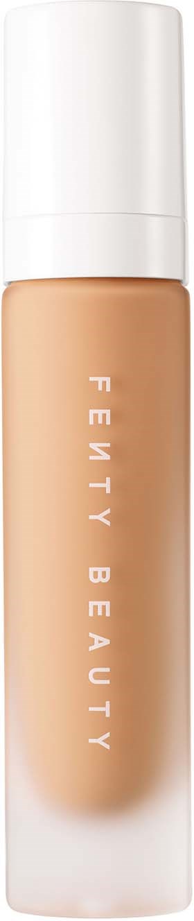 Fenty Beauty nestemäisellä meikkivoidepullolla, jossa valkoinen korkki ja beigeväri.