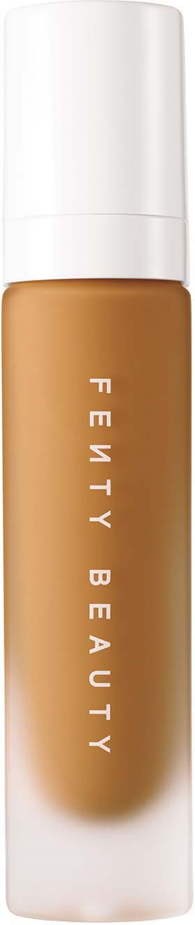 Fenty Beauty -meikkivoidepullo, jossa valkoinen korkki ja beige neste sisällä.