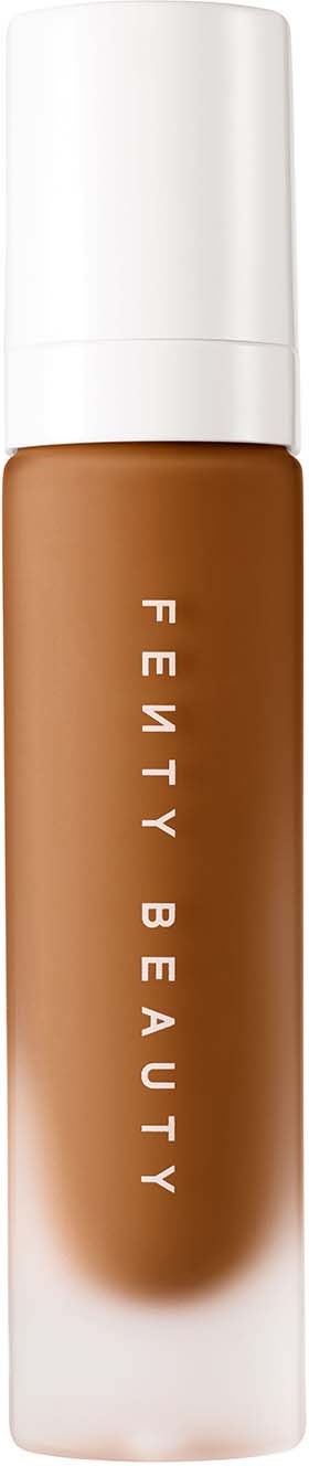 Fenty Beauty nestemäinen tuote läpinäkyvässä pullossa, jossa on valkoinen korkki, ja sisältä näkee sileän ruskean nesteen.