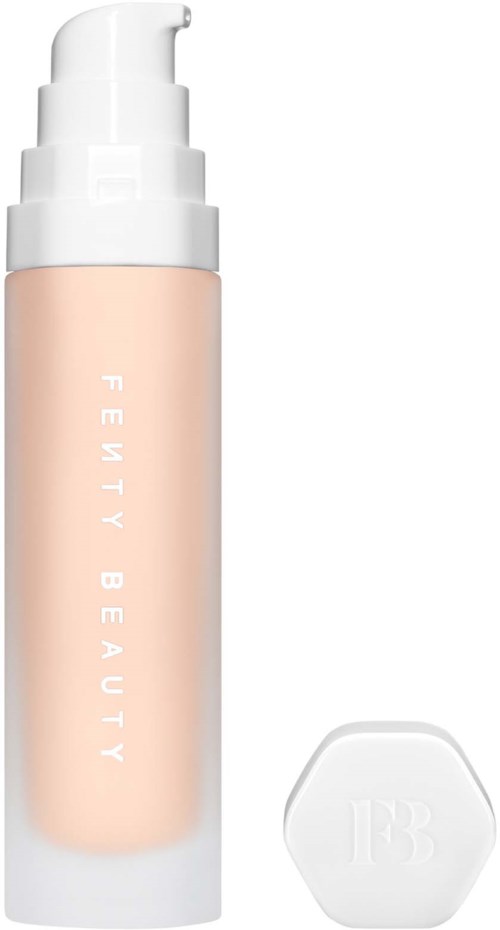 Bildens visar en beige flaska med pump och vit hexagonformad lock, märkt "Fenty Beauty."