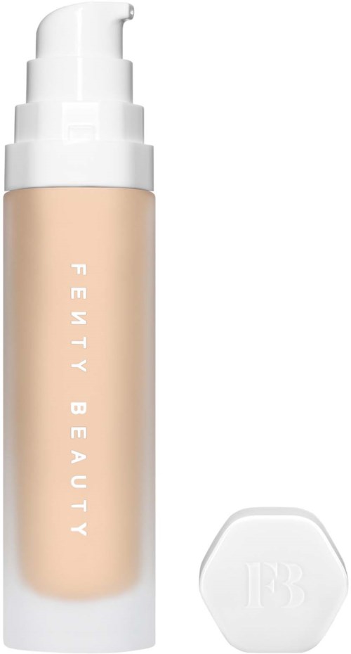 En beige flytande foundationflaska med vit pump och lock, märkt Fenty Beauty.