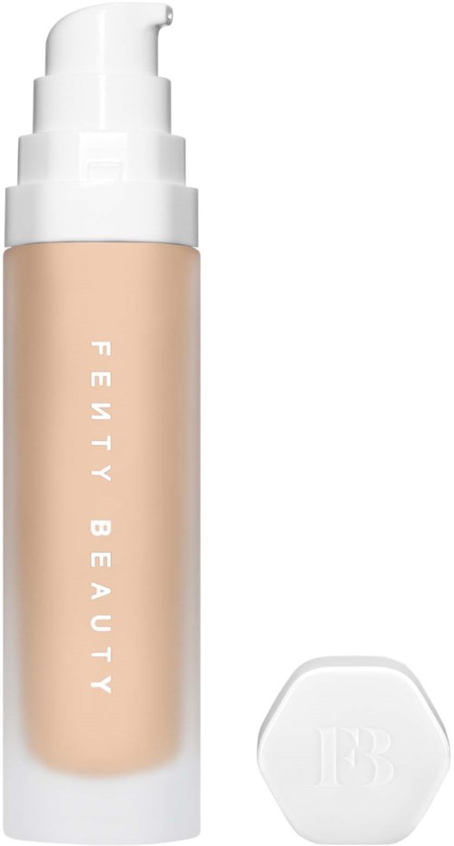 En beige flytande foundation med vit pump och lock, och en liten vit svampapplikator.