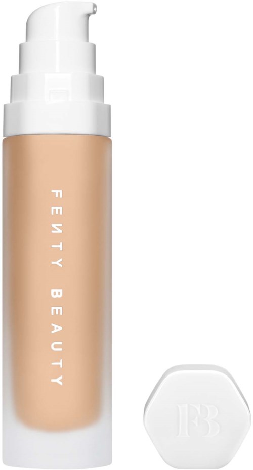 En flaska med pump och en liten vit lock, märkt 'Fenty Beauty', troligen ett foundation- eller hudvårdsprodukt.