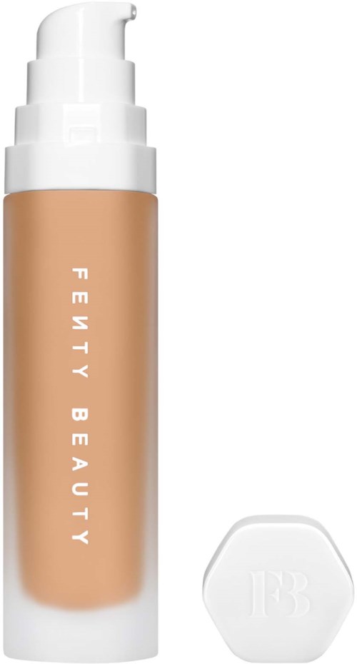 En beige flytande foundationflaska med vit kork och en vit svampapplikator.