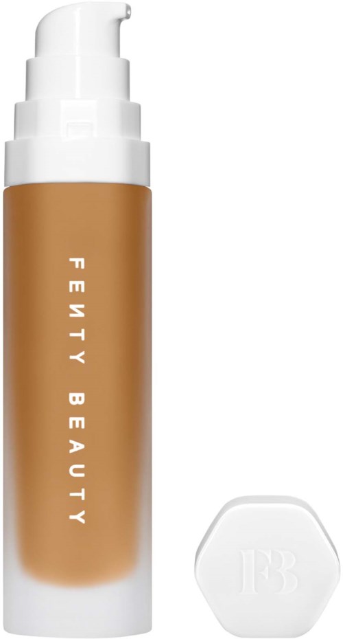 En foundationflaska med pump och en separat vit lock, märkt 'Fenty Beauty'.