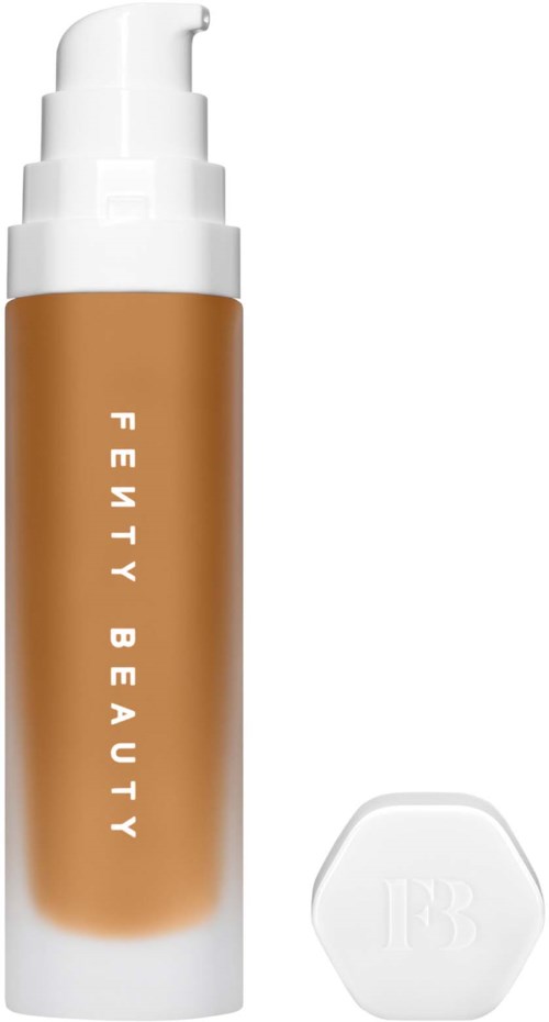 En flaska flytande foundation med pump och en separat svamp för applicering.