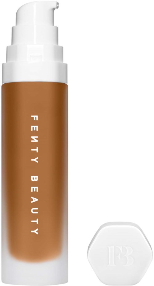 En flaska Fenty Beauty smink med vit pump och brunt skal, med varumärket skrivet vertikalt.
