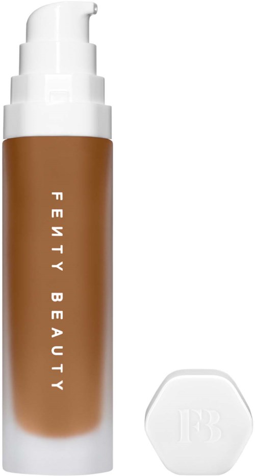 En brun Fenty Beauty-flaska med vit pump och en vit hexagonformad kork.