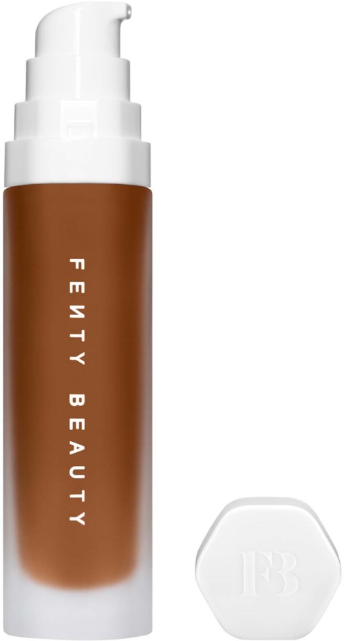 En flaska märkt 'Fenty Beauty' med pump och lock, innehållande smink- eller hudvårdsprodukt.