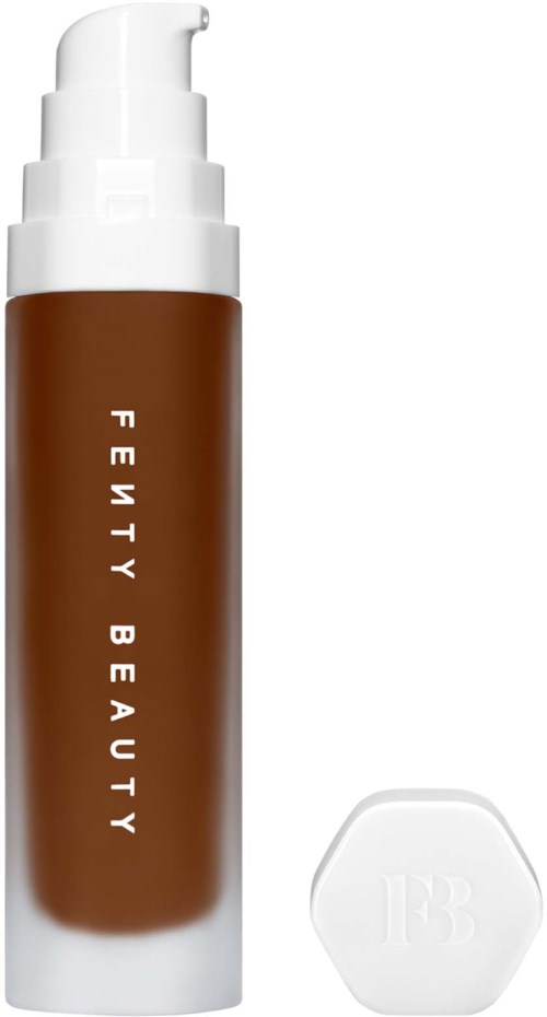 En brun hudvårdsprodukt i en vit pumpflaska märkt 'Fenty Beauty' med en separat vit kapsel.