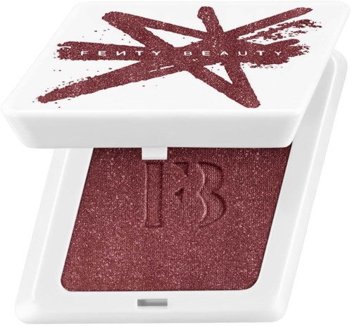 Röd ögonskugga med en strukturerad yta, intryckt med siffran 13, i en vit kosmetiskask som är märkt 'Fenty Beauty' med en stjärnsymbol.