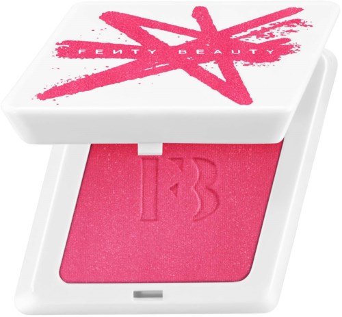 Rosa blush-compact med vitt lock med en rosa stjärna och text. Blushen har nummer 13 inpräglat.
