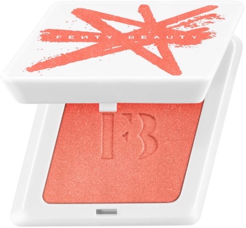 En liten makeuprouge i vit förpackning med en röd stjärna och texten 'FENTY BEAUTY' på locket.