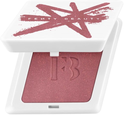 En makeuppalett med rosa rouge och vit förpackning med röd stjärna och text.