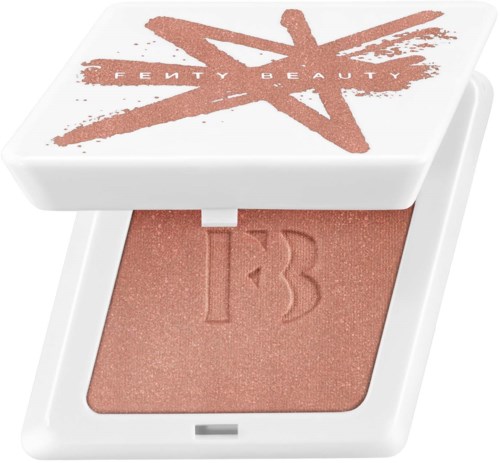 En kompakt makeuprouge med vitt skal, roséguldsstjärnlogga och bokstaven 'B' ingraverad i puder.