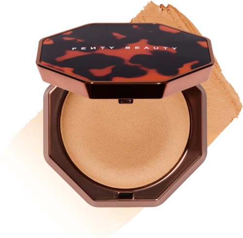 En kompakt Fenty Beauty-makeuppuder i ett leopardmönstrat fall, med beige puder inuti.