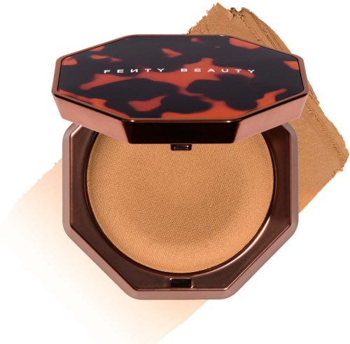 En Fenty Beauty makeup-compact med mönster av sköldpadds skal på locket, öppen för att visa beige puder inuti.