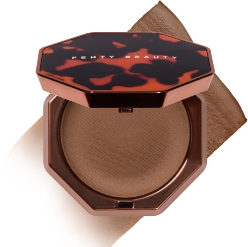 En kompakt sminkpuderbehållare med ett lock i sköldpaddsmönster och märket Fenty Beauty ovanpå.