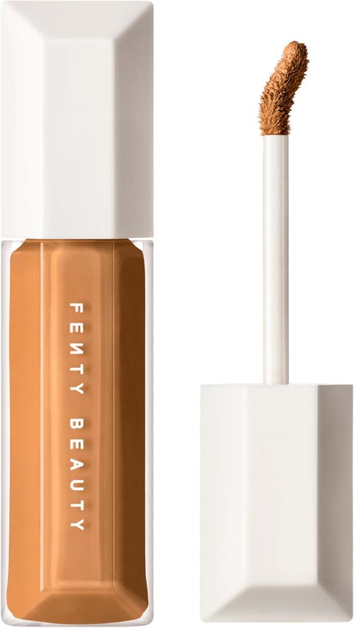 En Fenty Beauty flytande concealer-flaska med applikatorspets som visar. Flaskan är ljusbrun med en vit lock.