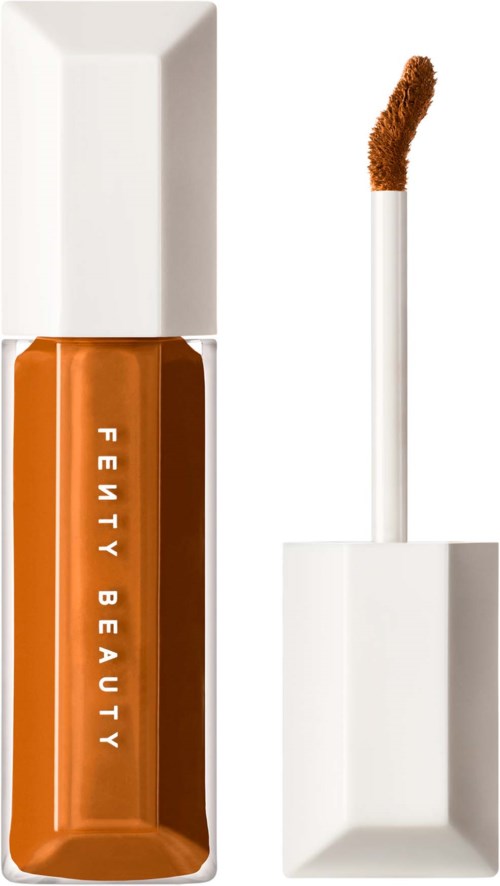 Läppglansbehållare med etiketten 'Fenty Beauty' och en applikatorstift.