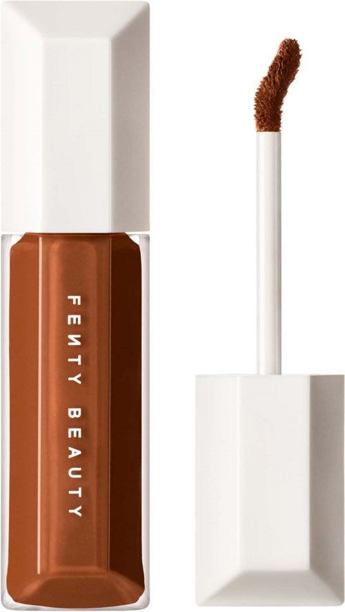 Lip gloss med vit lock och appliceringsborste. Flaskan är märkt "Fenty Beauty."