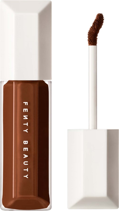 En läppstiftstubbel märkt 'Fenty Beauty' med sin veke borttagen, som visar brun läppstift.