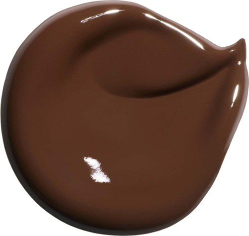 Ett dollopp av slät, glänsande mörkbrun kräm eller chokladspridning med en liten topp.