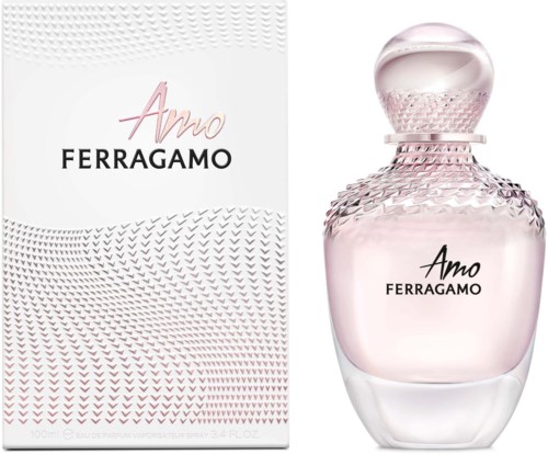 Hajuvesipullo ja pakkaus, molemmat merkitty 'Amo Ferragamo', vaaleanpunaisella ja kirkkaalla lasilla ja teksturoidulla korkilla.