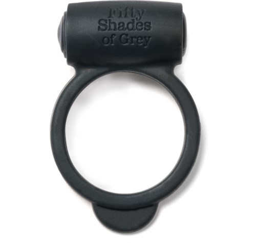 Ein schwarzer Ring mit rechteckigem Oberteil, auf dem 'Fifty Shades of Grey' geprägt ist.