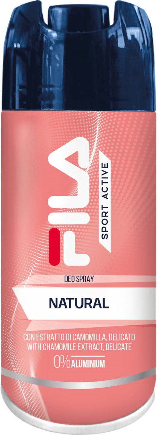 Een roze spuitbus met donkerblauw deksel, gemerkt Fila Sport Active Natural, met kamille-extract en zonder aluminium.