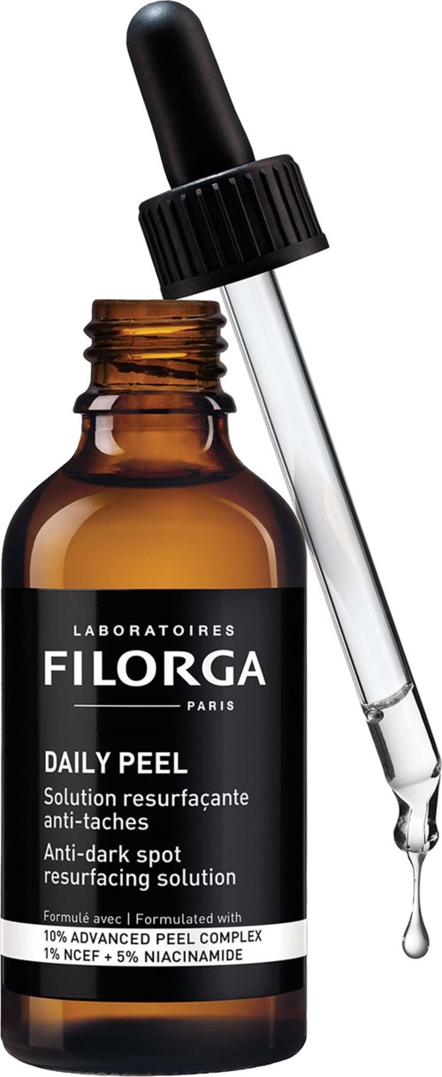 Eine braune Glasflasche mit schwarzem Deckel und Tropfer. Das Etikett lautet Filorga Daily Peel, ein Hautpflegeprodukt.