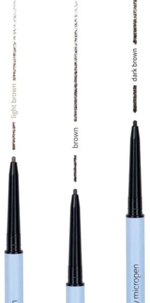 Tre eyeliners med olika nyanser: ljusbrun, brun och mörkbrun. Varje penna visar sin färg. Etiketter ovanför.