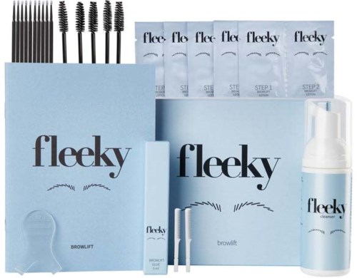 Een set met wenkbrauwproducten, borstels, doekjes en een reiniger in lichtblauwe verpakking met de merknaam Fleeky.