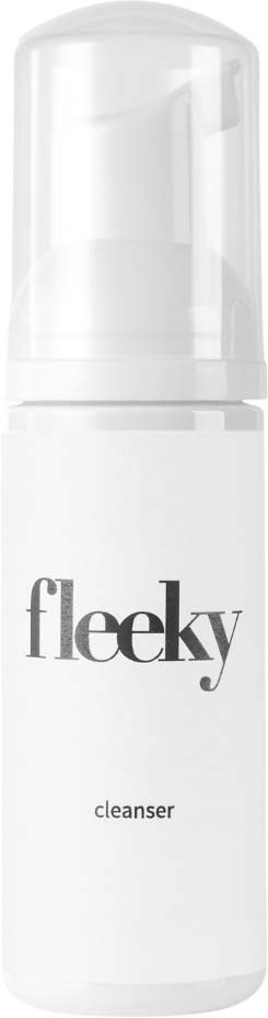 Een witte fles met 'fleeky' erop en een pomp, waarschijnlijk voor huidverzorging of reiniging. Eenvoudig ontwerp met zwarte tekst.