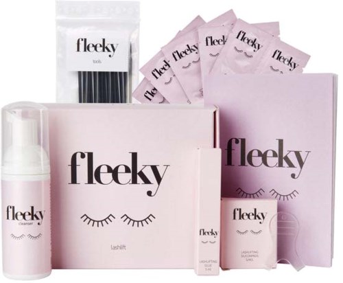 Ett rosa set för ögonfranslyft med olika verktyg och produkter, inklusive remover, lim och pads, för ögonfranslyft.