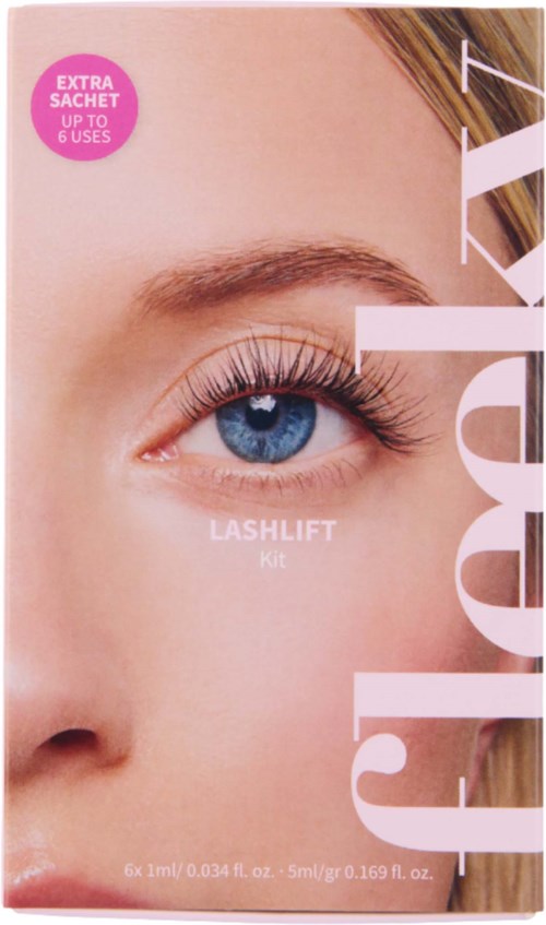 Närbild av ett kvinnofeye med blå iris, som annonserar ett lash lift-kit på förpackningen.