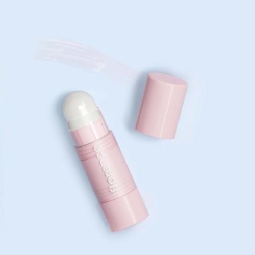 Ett rosa deodorantstift med avtaget lock, visar den vita deodoranten på en ljusblå bakgrund.