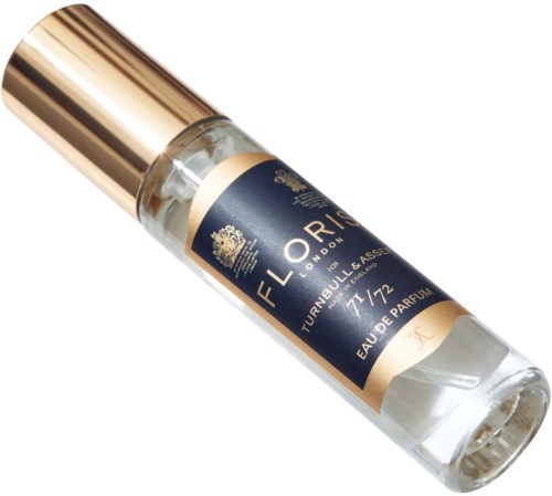Ein Parfümflakon mit blauer Etikette und goldener Kappe, mit der Aufschrift 'Floris London,' enthält Parfüm.