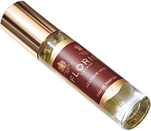 Ein Parfümflasche mit braunem und goldfarbenem Etikett mit "Floris London" und goldener Kappe.