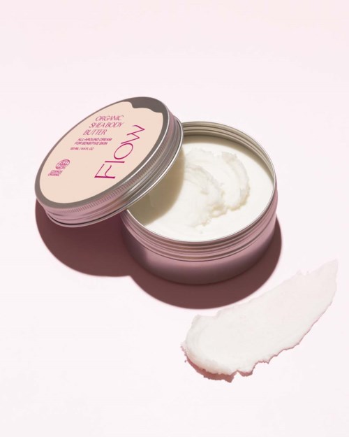 Ronde roze container open met witte klei en een beetje op het oppervlak.