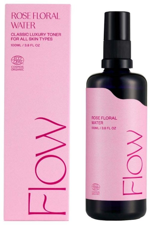 Een roze en zwarte sprayfles met roze verpakking die zegt "Rose Floral Water" en een minimalistisch ontwerp.