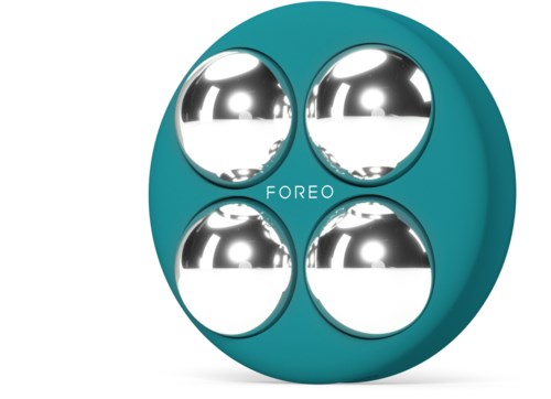 Een teal apparaat met vier glanzende, zilveren ballen erin en de tekst "FOREO" in het midden.