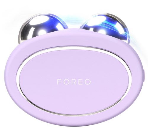 Een paarse schoonheidsapparaat met twee metalen rollen bovenop, en de merknaam 'FOREO' op de voorkant.
