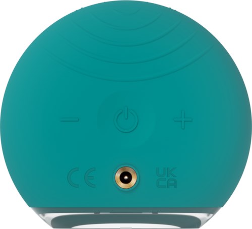 Dit is een ronde, tealkleurige elektronische apparaat met knoppen voor aan/uit, volume en enkele keurmerken.